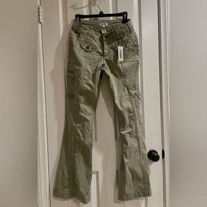 green low rise flared cargo pant
garage